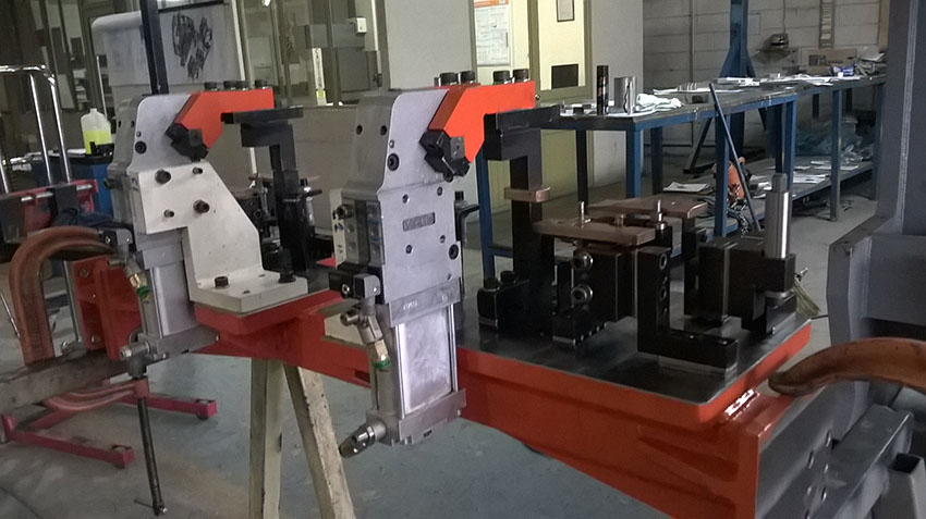 Automatic welding fixture